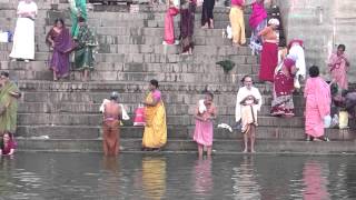 INDIA Varanasi Ganges rituelen vóór zonsopkomst [upl. by Tish837]