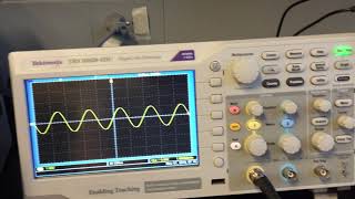 Using a Tektronix oscilloscope [upl. by Gwendolin178]