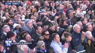 La foule entame des applaudissements ininterrompus pour célébrer Johnny Hallyday [upl. by Ardnuhsal336]