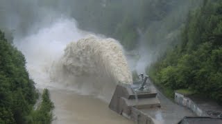 Hochwasser Steyr Staumauer Klaus Schleuse voll geöffnet Juni 2013 c [upl. by Guinna]