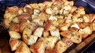 The BEST Crispy Oven Roasted Potatoes  Garlic Herb Roasted Potatoes [upl. by Pierrepont]