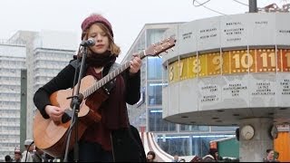 Alice Hills  Straßenmusikerin am Alexanderplatz in Berlin [upl. by Esinrahs]