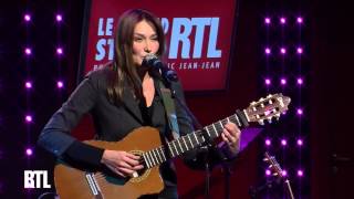 Carla Bruni  Quelquun ma dit en live dans le Grand Studio RTL  RTL  RTL [upl. by Ahcropal]